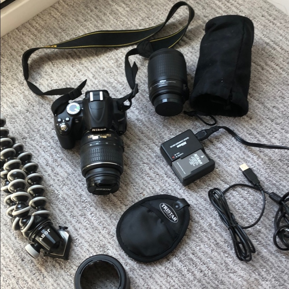 Nikon D3000 camera + zoom lense + accessories